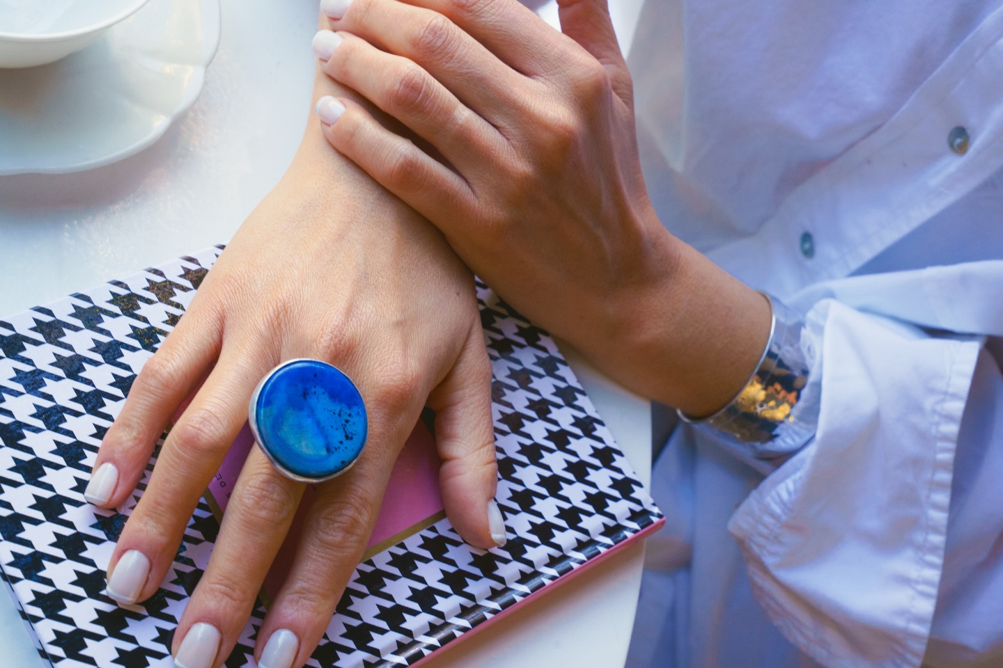 Anillo azul de piedra pintada a mano